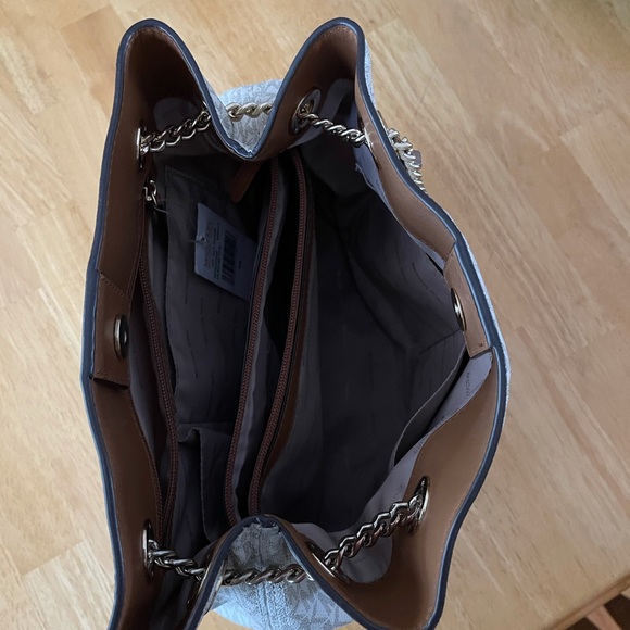 Michael Kors Jet Set Chain Large Shoulder Tote - Picture 2 of 5